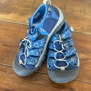 Boys Keen size 4 closed toe sandal. Worn for a season.